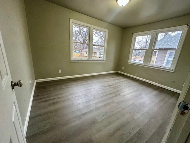 Building Photo - 3 Bedroom and 2 Bathroom Home in Shawnee