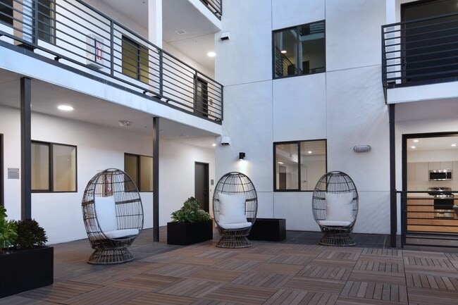 Building Photo - Luxury Apartments - Move In Special