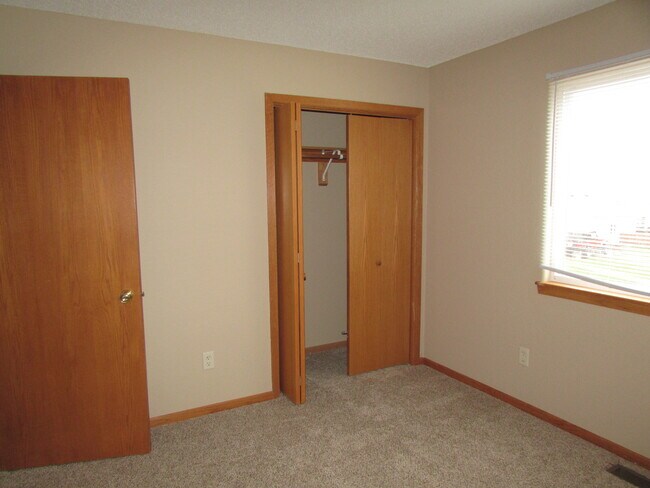 Building Photo - 4 BEDROOM | 3 BATH | FENCED YARD | DOUBLE CAR GARAGE | SUMMERSET