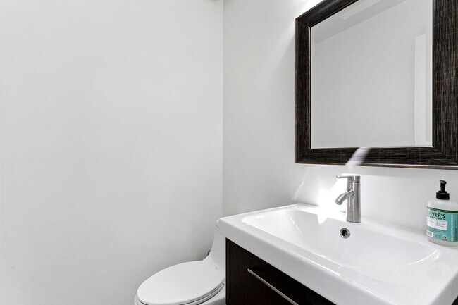 Building Photo - Beautifully Remodeled 3 bed, 3 baths 2 Car...