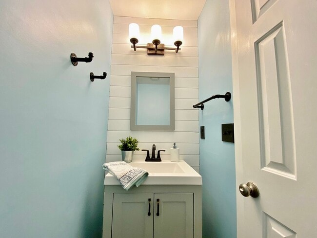 Building Photo - Beautifully Updated Townhome In Ocean Lake...
