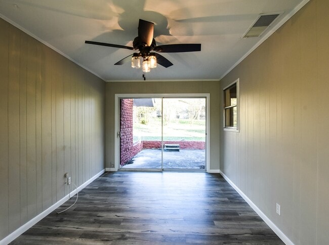 Building Photo - Spacious 4 Bedroom Home