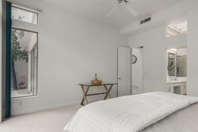 Building Photo - 6711 E Camelback Rd