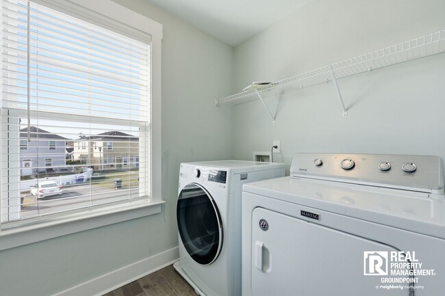 Building Photo - Oversized Kitchen + Near Park Circle Location | 2BR Townhome