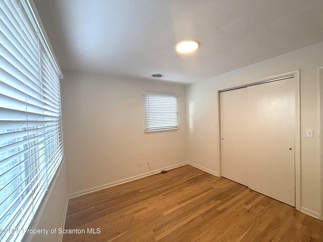 Building Photo - 15 Little St