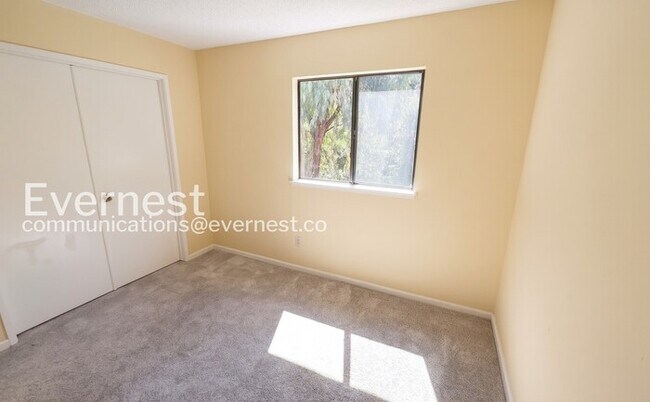Building Photo - 914 Valley Run