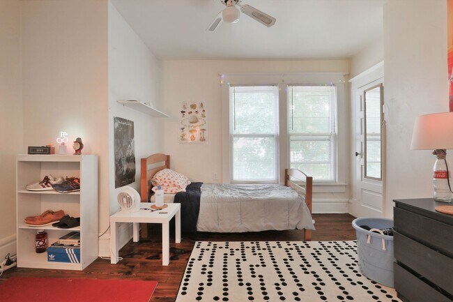 Building Photo - 5 Bedroom Quiet OSU North Campus private home