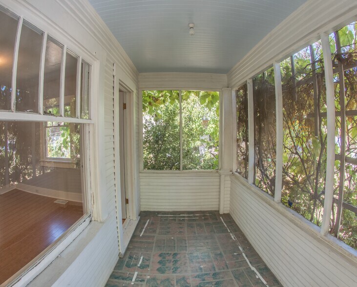 Quaint screened in front pourch - 127 1/2 Keystone Ave