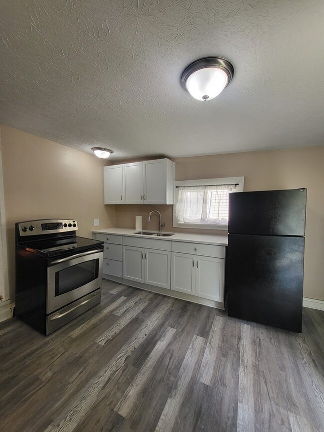 Building Photo - Cozy, clean, stove, fridge, and washer/dryer