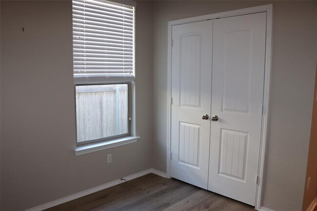 Building Photo - 321 Parrot Tulip View