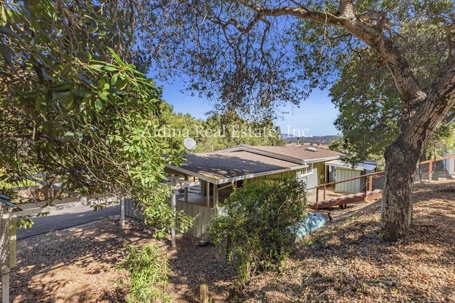 Building Photo - Private Country Setting!