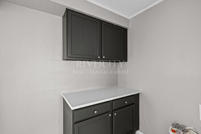 Building Photo - READY FOR MOVE IN, SECTION 8 WELCOMED!!!!!