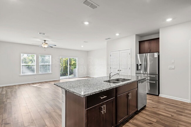 Building Photo - 1635 Villageside Ct