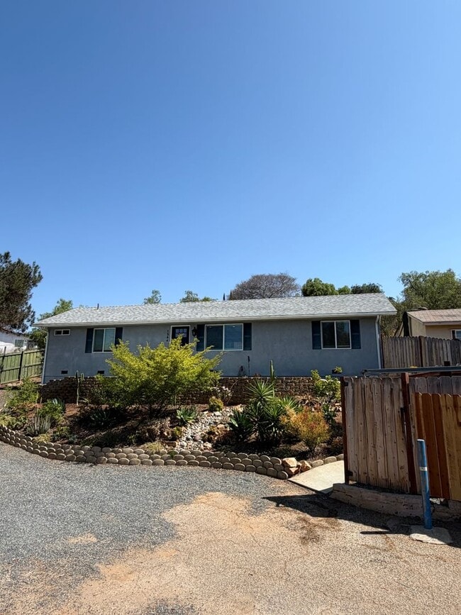 Building Photo - 1564 York Dr