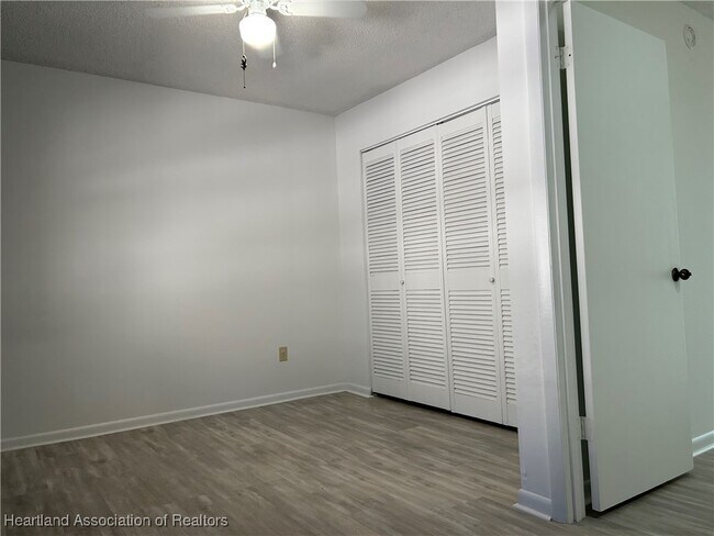 Building Photo - 2016 Lakeview Dr