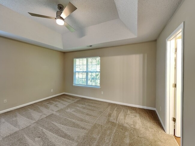 Building Photo - 6047 Hedgecrest Pl