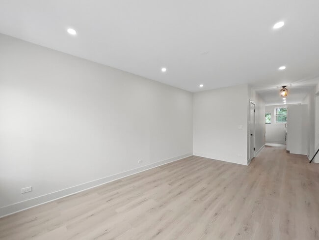 Building Photo - 6254 N Whipple St