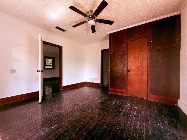 Building Photo - 3 Bedroom 1.5 Bathroom House in