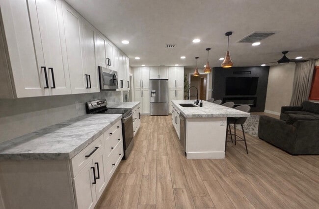 Building Photo - 1237 E Riviera Dr