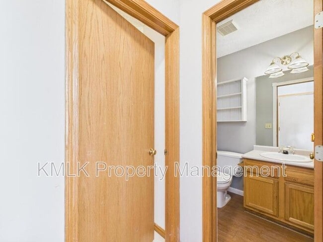 Building Photo - 411 Treeview Dr