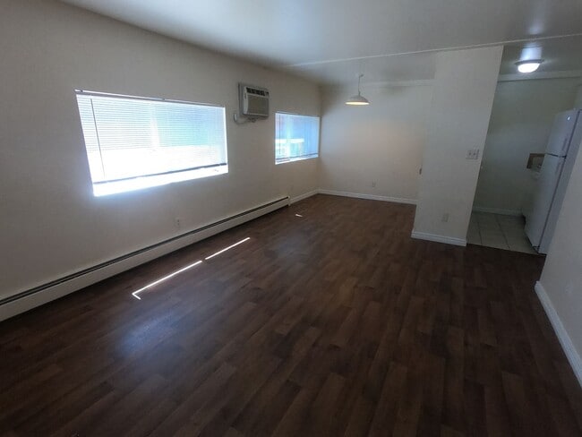 Building Photo - Cool Garden level unit, affordable utilities-only pay electric!