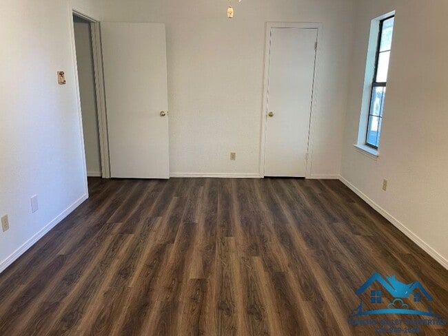 Building Photo - For Rent - 2 Bed/ 1.5 Bath