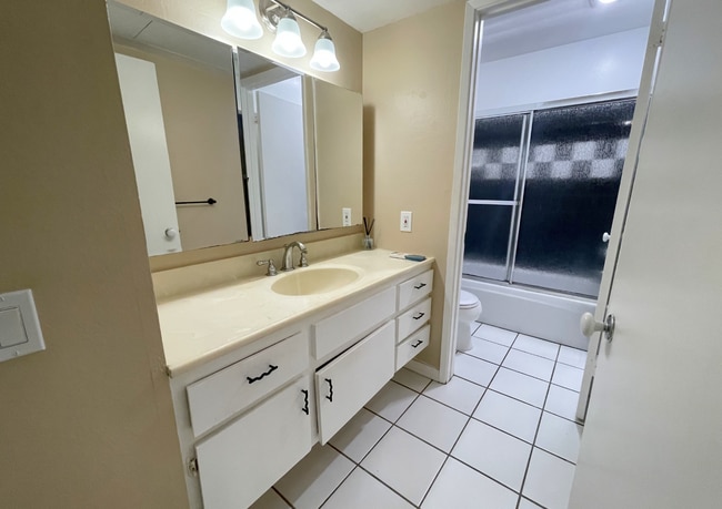 Building Photo - 4082 Valeta St