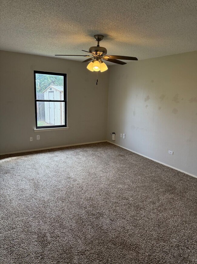 Building Photo - Updated 3-2-2 in Northwest Lubbock Near TC...