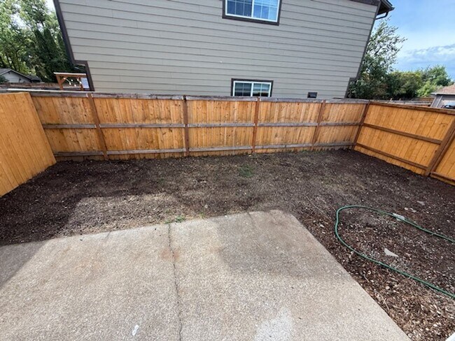 Building Photo - Fresh 3 bed/1.5 bath duplex