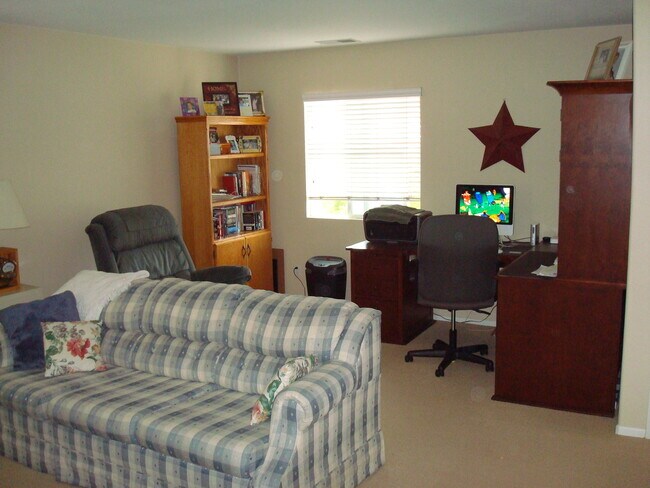 Building Photo - Large 3 bedroom home with loft and large b...