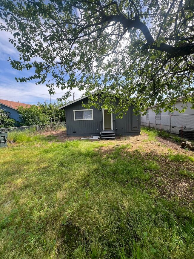 Building Photo - Oroville-3 bedroom 1 bath home, yard, newl...
