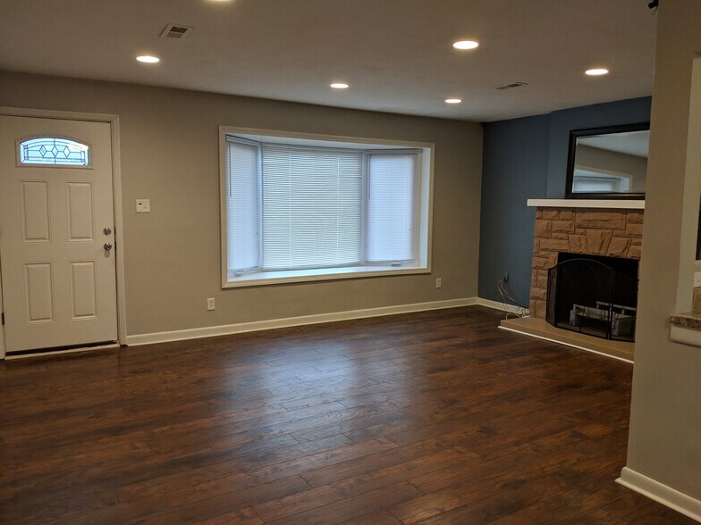 Building Photo - 931 Willowdale Ave