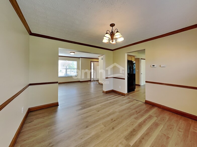Building Photo - 383 Clifden Ct