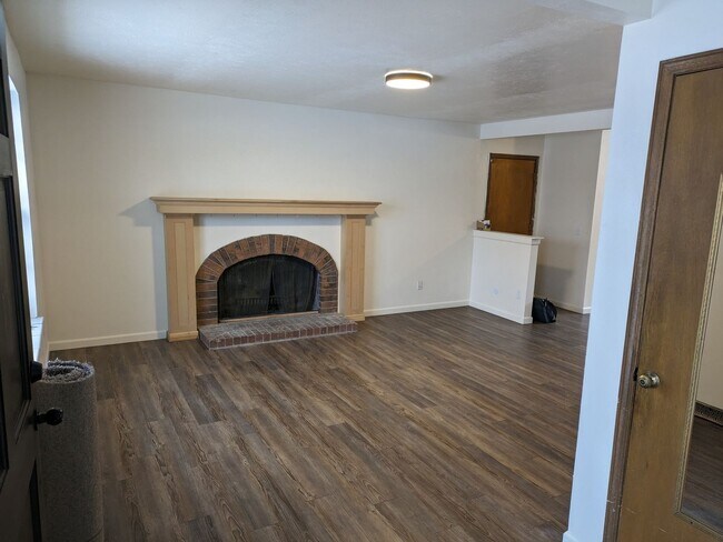 Building Photo - HUGE 4B/3b house on .4 acre lot.  3300sqft with oversize 2 car garage.