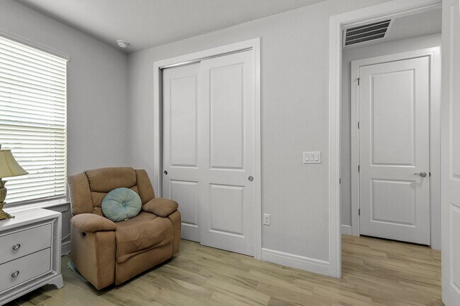 Building Photo - Available Furnished or Unfurnished 2Bed/2Bath+Office in Weslyn Park at Sunbridge