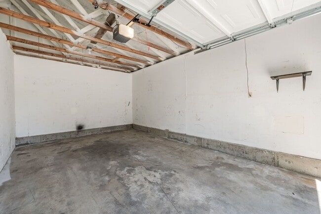 Building Photo - 2 bed 1 bath apartment (4plex building)