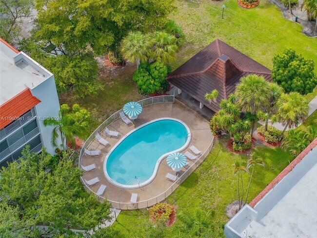 Building Photo - 3581 Inverrary Dr