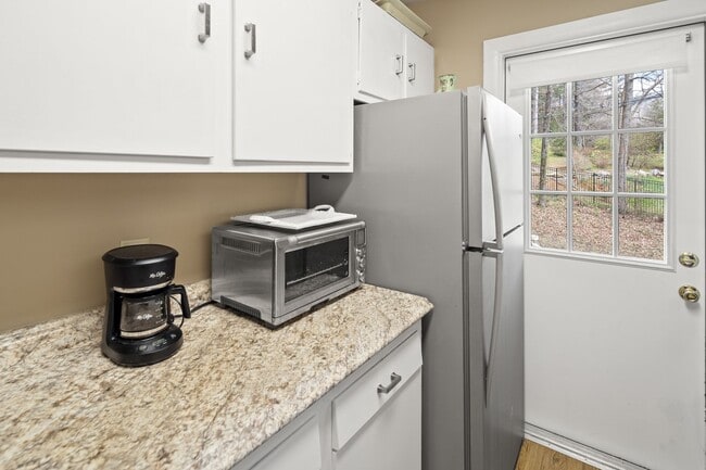 Building Photo - Two Bedroom Apartment - Great North Ashevi...