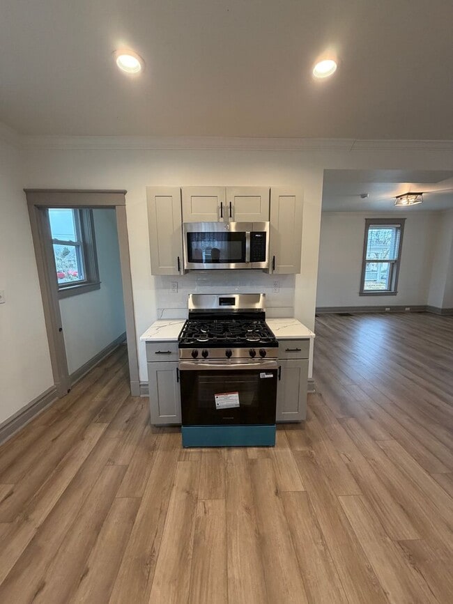 Building Photo - 584 W Main St