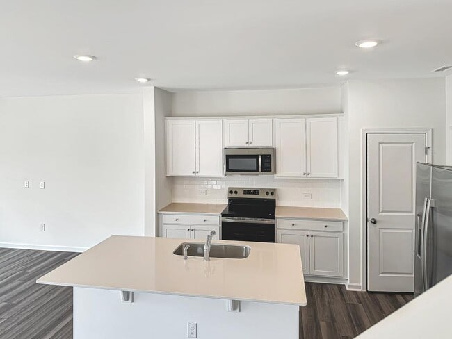 Building Photo - 911 Pilot St