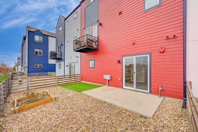 Building Photo - $2,795 - 3 bed, 3.5 bath located in Lakewood with AC, and In Unit Laundry!