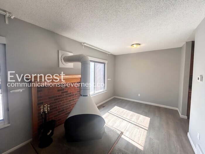 Building Photo - 935 Saturn Dr