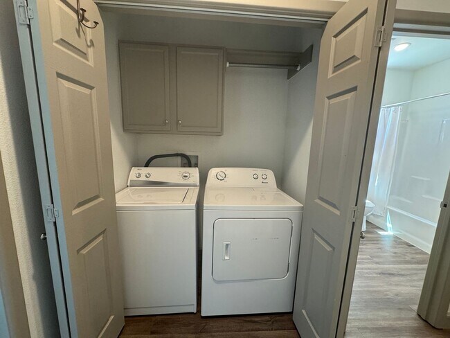 Building Photo - 2 Bed 2 Bath Town Home Available
