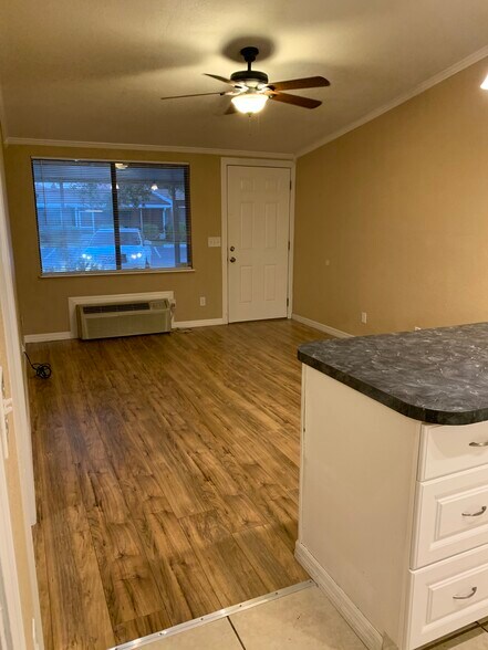 Building Photo - 520 7th Pl