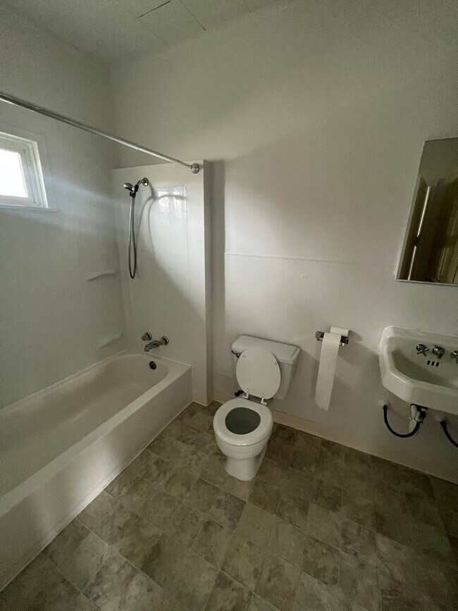 Building Photo - 3 bedroom 1 bath