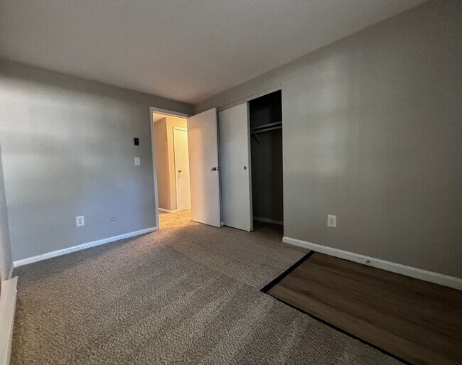 Building Photo - Charming 2 bedroom- 1bath  apartment with washer dryer hook-up