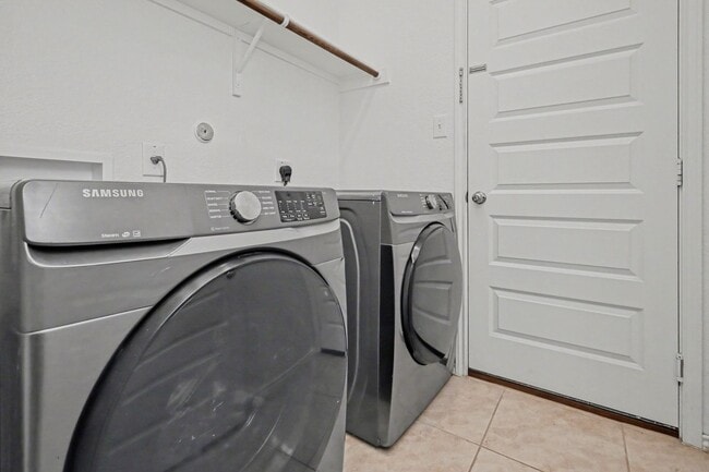 Building Photo - Spacious 2-Story Home w/ Open Floor Plan & Private Yard – St. Hedwig