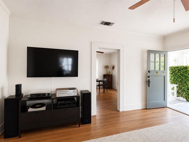 Building Photo - 512 Academy Dr