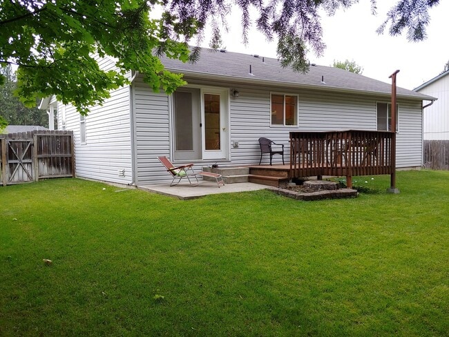 Building Photo - "Welcome to the fully furnished rancher wi...
