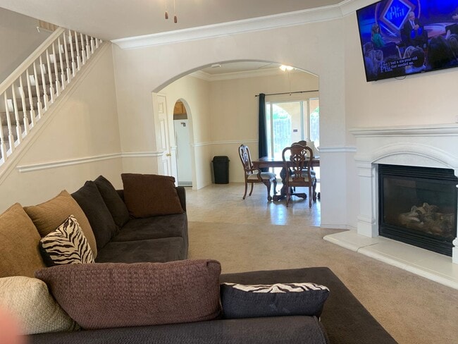 Building Photo - Spacious 2 Story 4 BR 2.5 BA Available Now